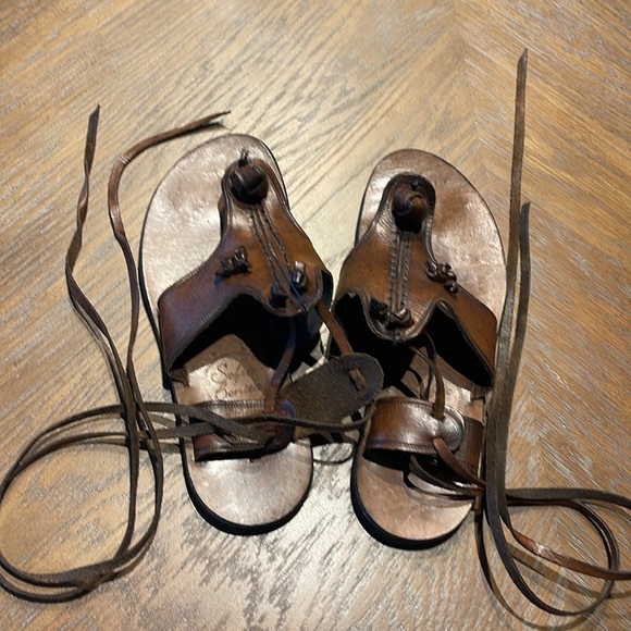 Sofia Bonita Sandals - Picture 1 of 7
